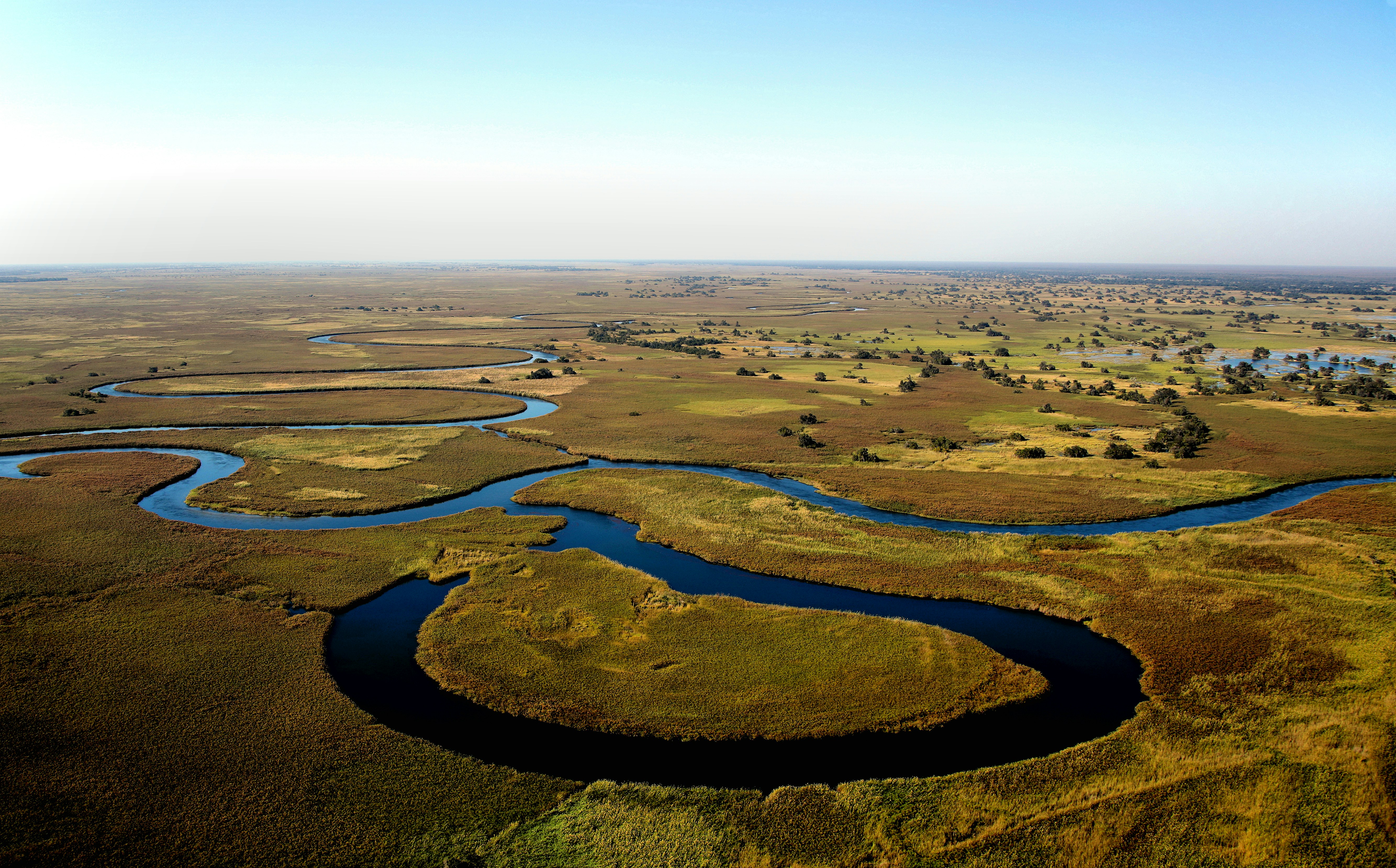 Luftaufnahme der Wasserwege im Okavango Delta