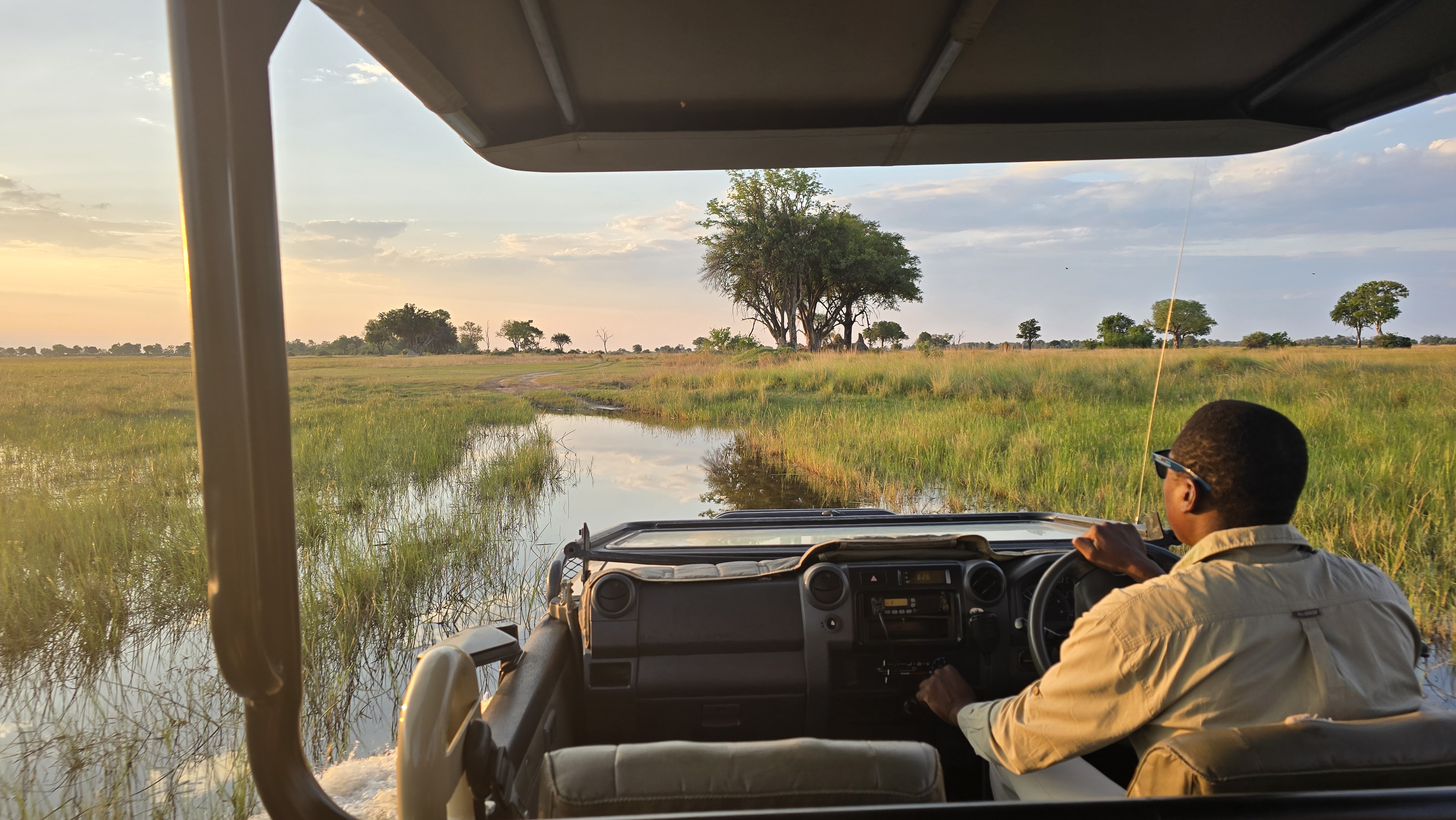 Safari-Fahrzeug im Okavango Delta