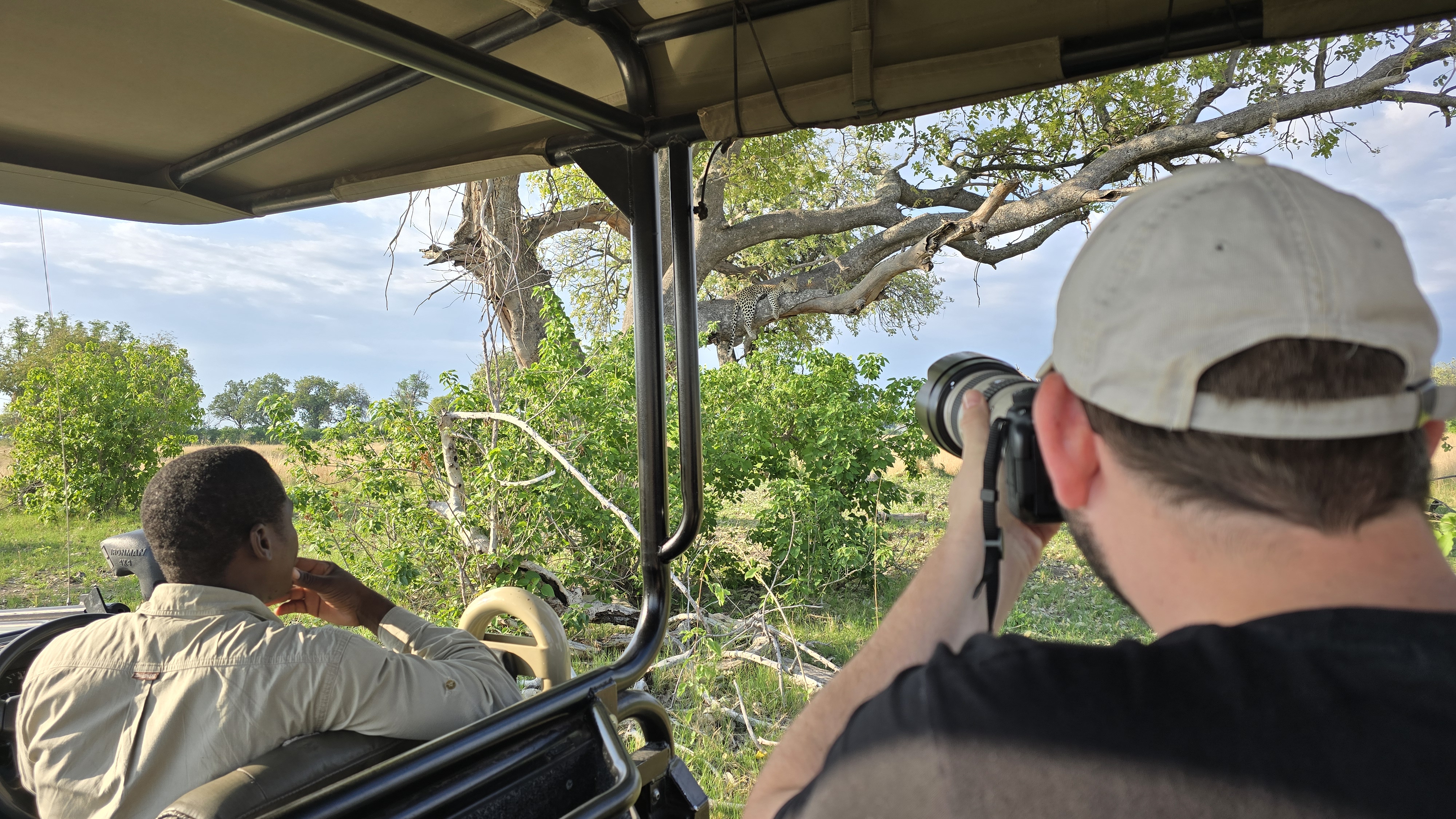 Safari-Gäste mit Guide im Okavango Delta